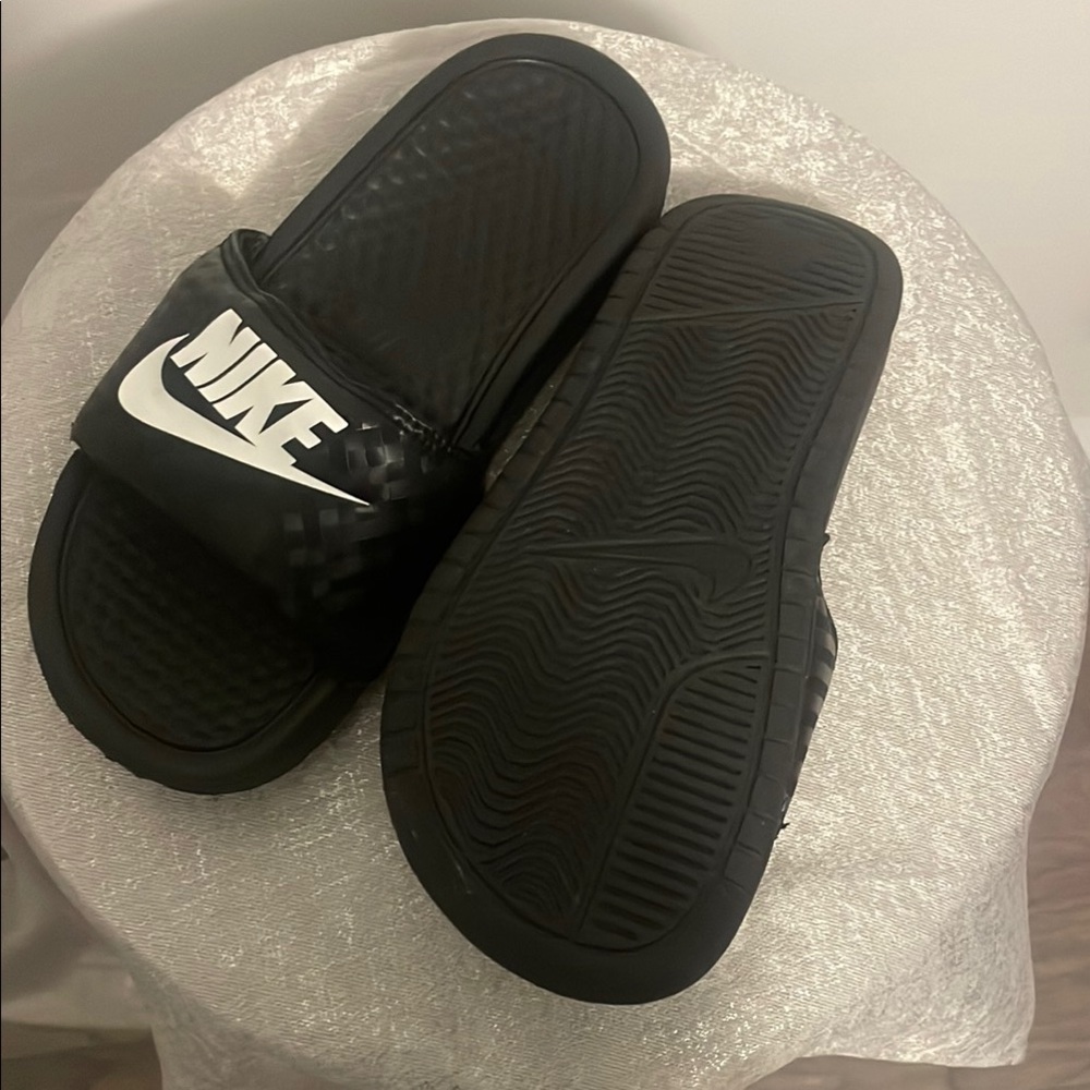 Nike women’s Size:5 Black and White Slide Sandals (B5)”✨